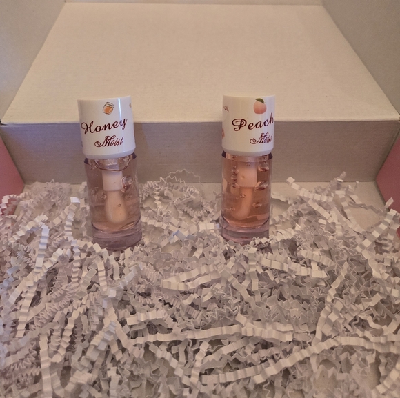 Lip oils - Picture 1 of 2